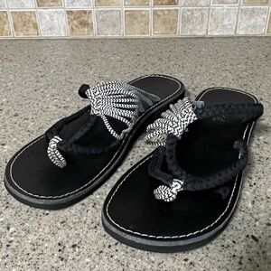 Plaza Women’s Black Zebra Oceanside FlipFlop Sandals Size 8